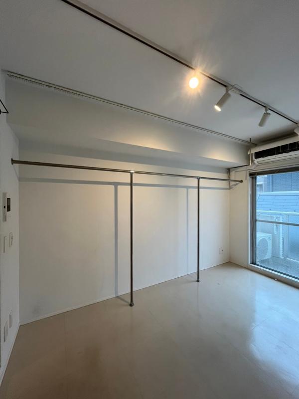 お洋服をたっぷり掛けられるオープンクローゼット