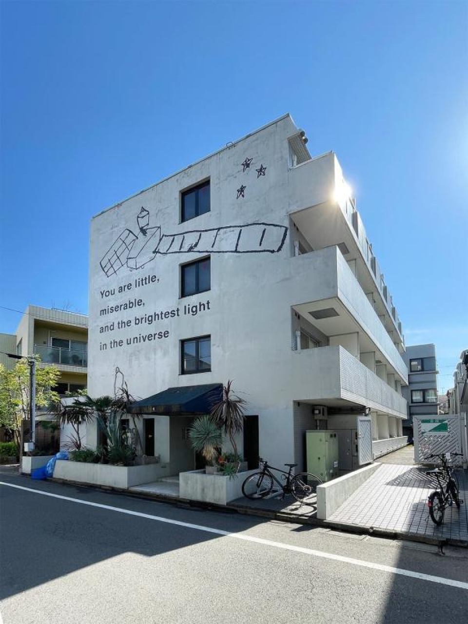 こどものラクガキみたいなポップな外観