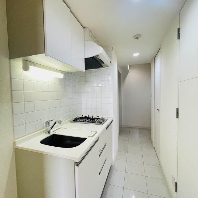 白さの際立つシステムキッチン