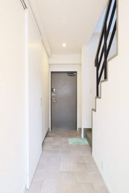 玄関までホワイトで統一されています。