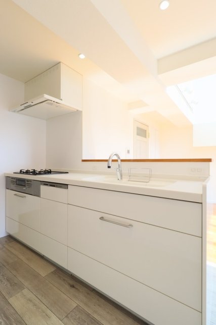 換気扇まで真っ白なキッチン！お手入れにも気合いが入ります。