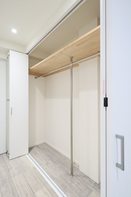 一番ワイドなクローゼットは、ワンシーズンの衣類2人分くらい入りそうです。