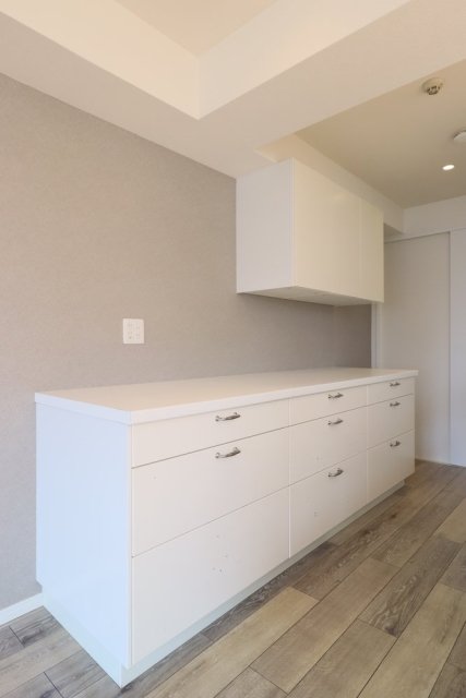 キッチン背面のカップボードも大容量。調理家電もホワイトで統一したいですね。