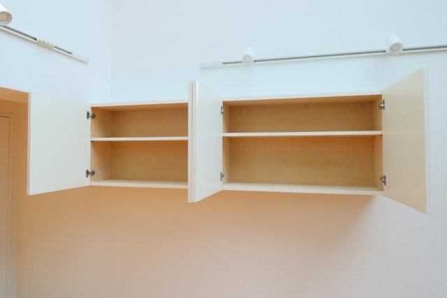 備え付きの棚にはちょっとした小物を入れておくとお部屋がスッキリします◎