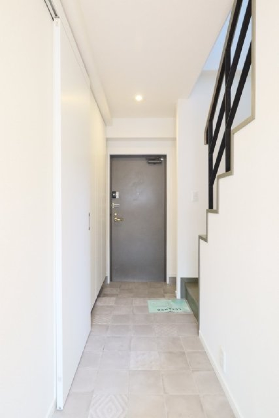 玄関までホワイトで統一されています。