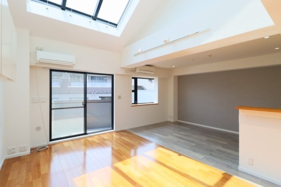 ひろびろとしたリビングには、天窓から差し込む光。