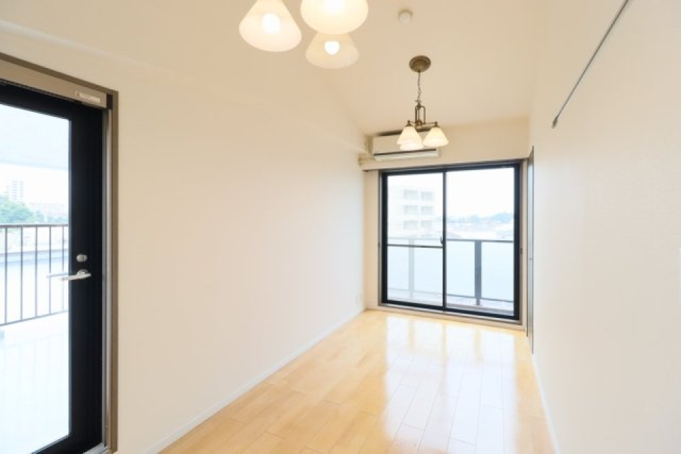 2F部分の「洋室1」も二面採光で明るい！写真左手の扉からルーフバルコニーへ出られます。