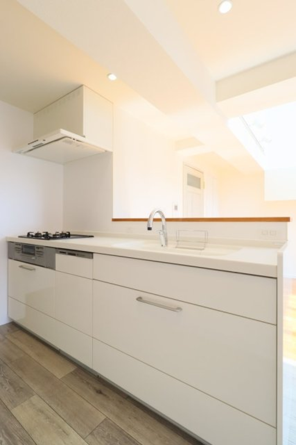 換気扇まで真っ白なキッチン！お手入れにも気合いが入ります。