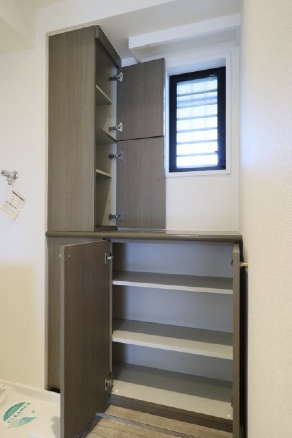 洗面所の収納もたくさん入りそう！棚が大小分かれているので使い分けられて便利。