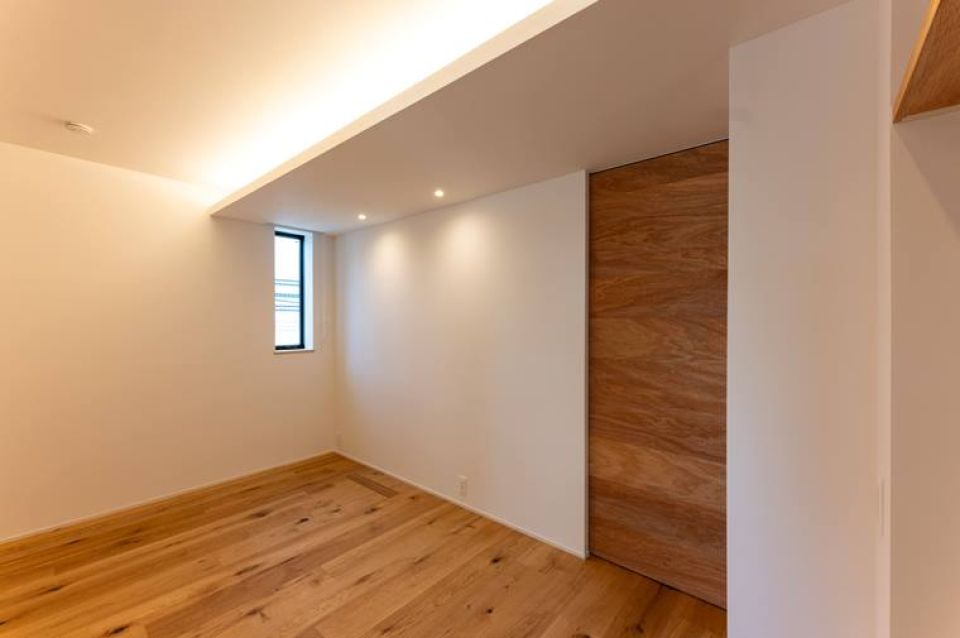 光源を必要なところに絞るのが今の主流。