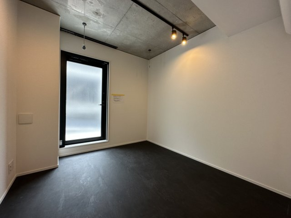 玄関入ってすぐの洋室はこちら！