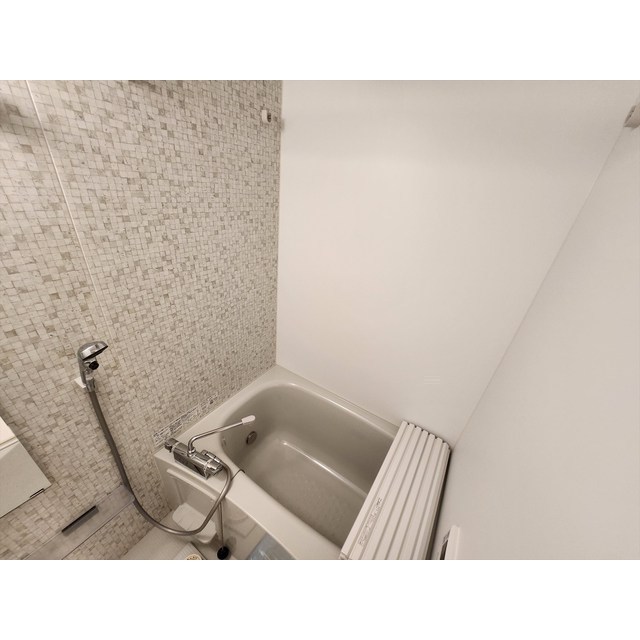 お風呂はシンプルですが十分な設備。