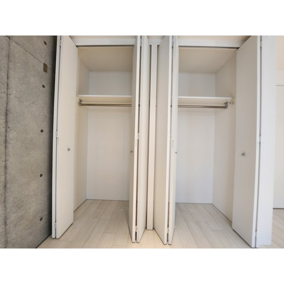 寝室側に収納が2つ。容量は十分ありそうです。