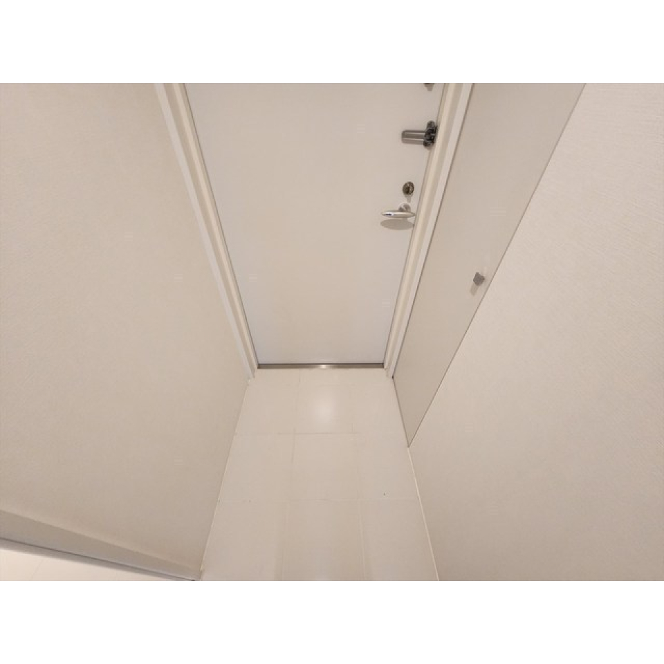 玄関はコンパクトなので、靴はこまめに片付けましょう。