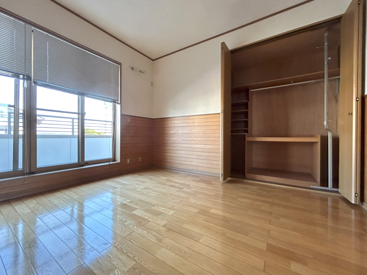 続いて南向き、日が良く入る8帖の洋室。（６/7）