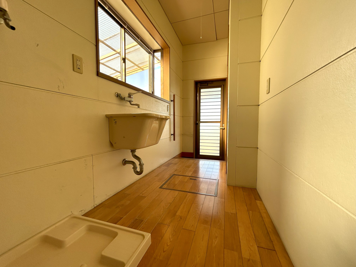 洗濯物はお勝手口から干せるように。生活動線がいいね！