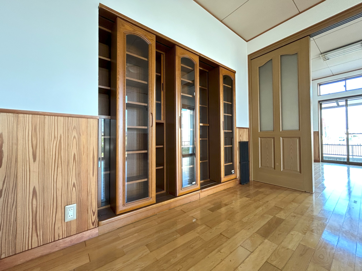 ガラス戸の収納建具がいい味出してます。