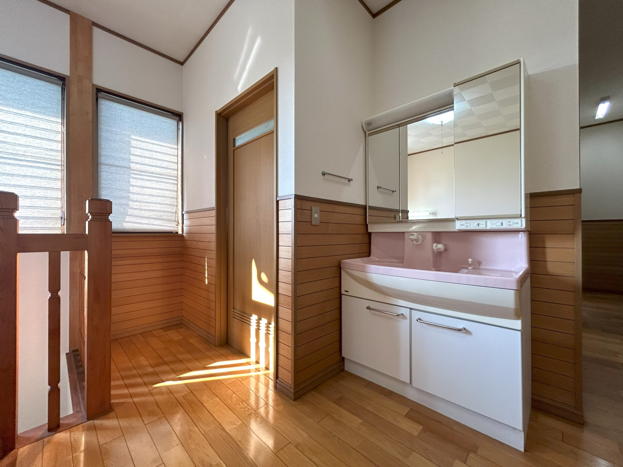 朝の身支度渋滞が発生しないように、2階にも洗面台と。