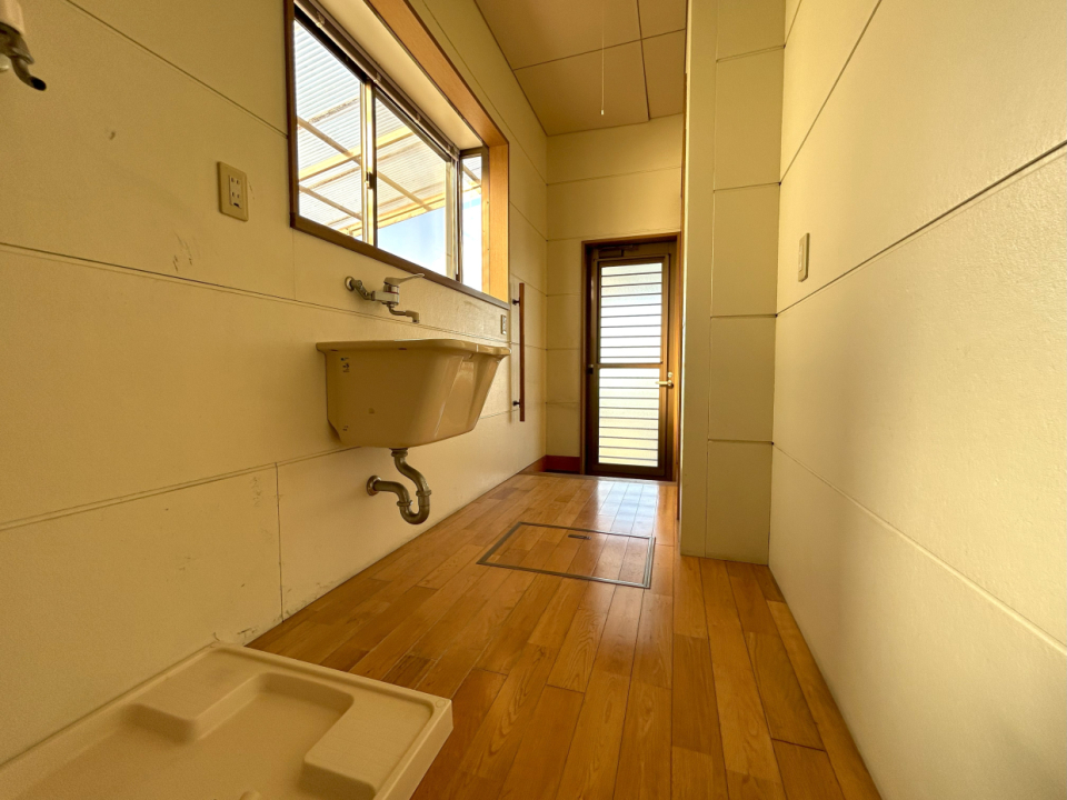 洗濯物はお勝手口から干せるように。生活動線がいいね！