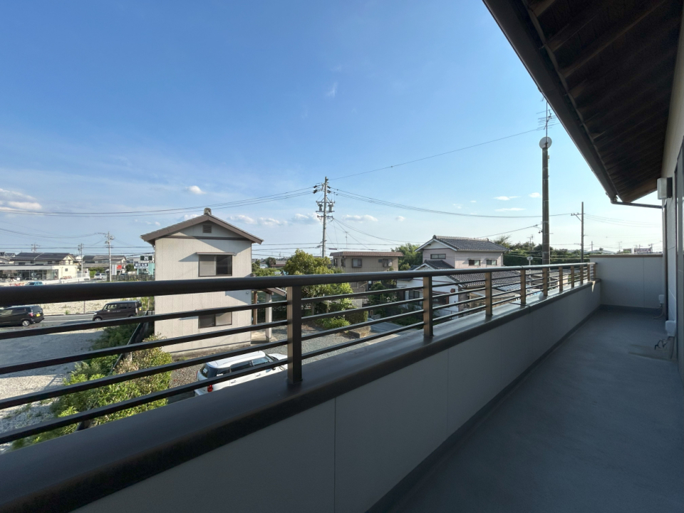 2階の洋室、3部屋を繋ぐ南向きバルコニー。