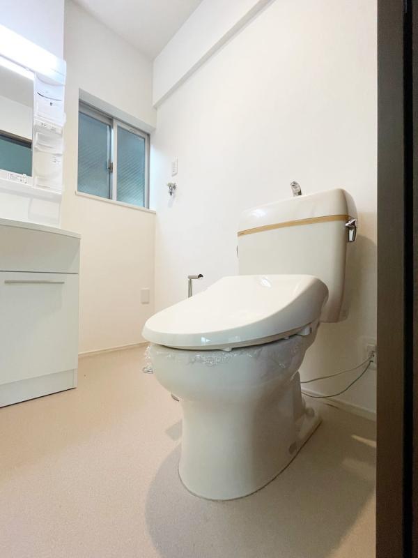 トイレと洗面は同室です。窓があるので換気はできそう。