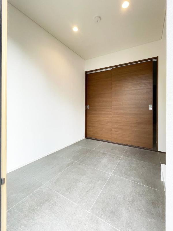 洋室の扉を閉め切れば、土間から丸見えにはなりません。