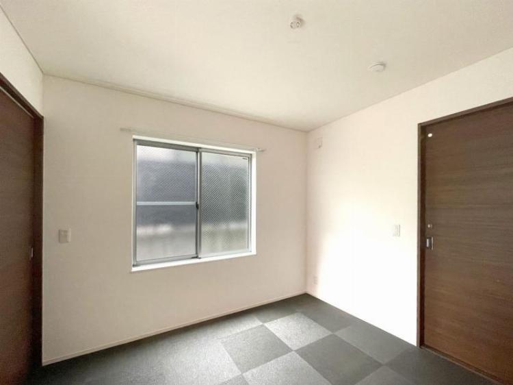 机を並べて置いたらオフィスっぽい作業スペースになりそう。