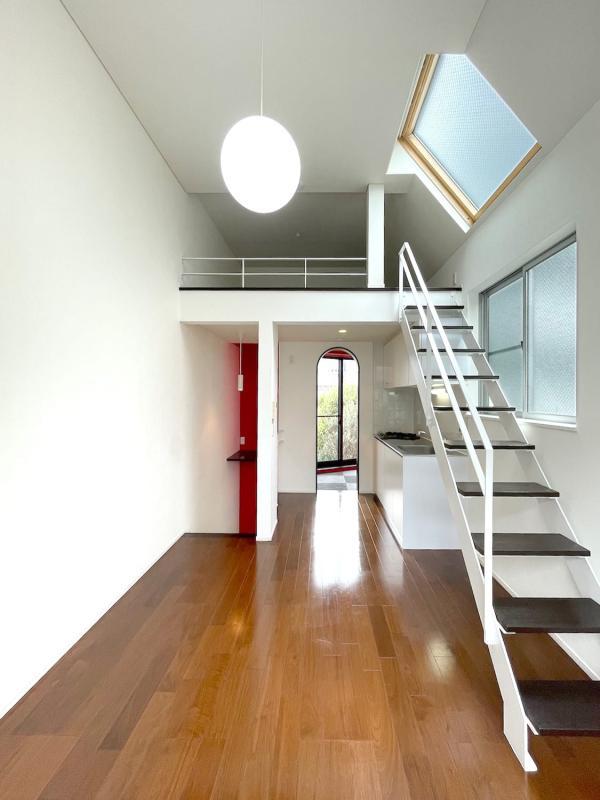 斜め天井の天窓が良い仕事をしてくれています。