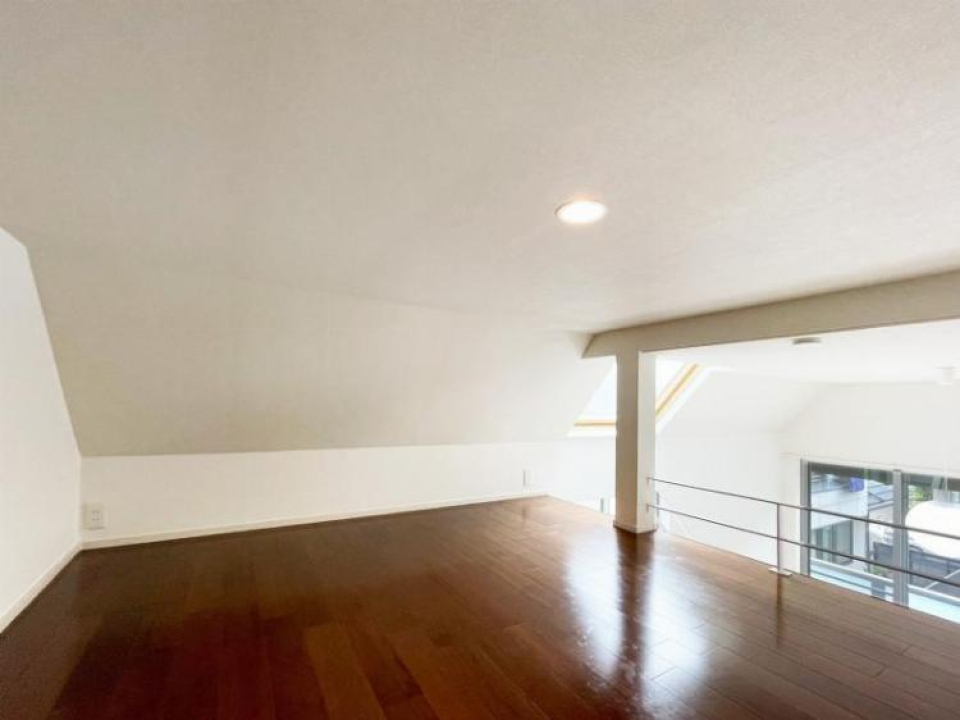 ロフト部分は、寝そべるくらいの広さはありそうです。