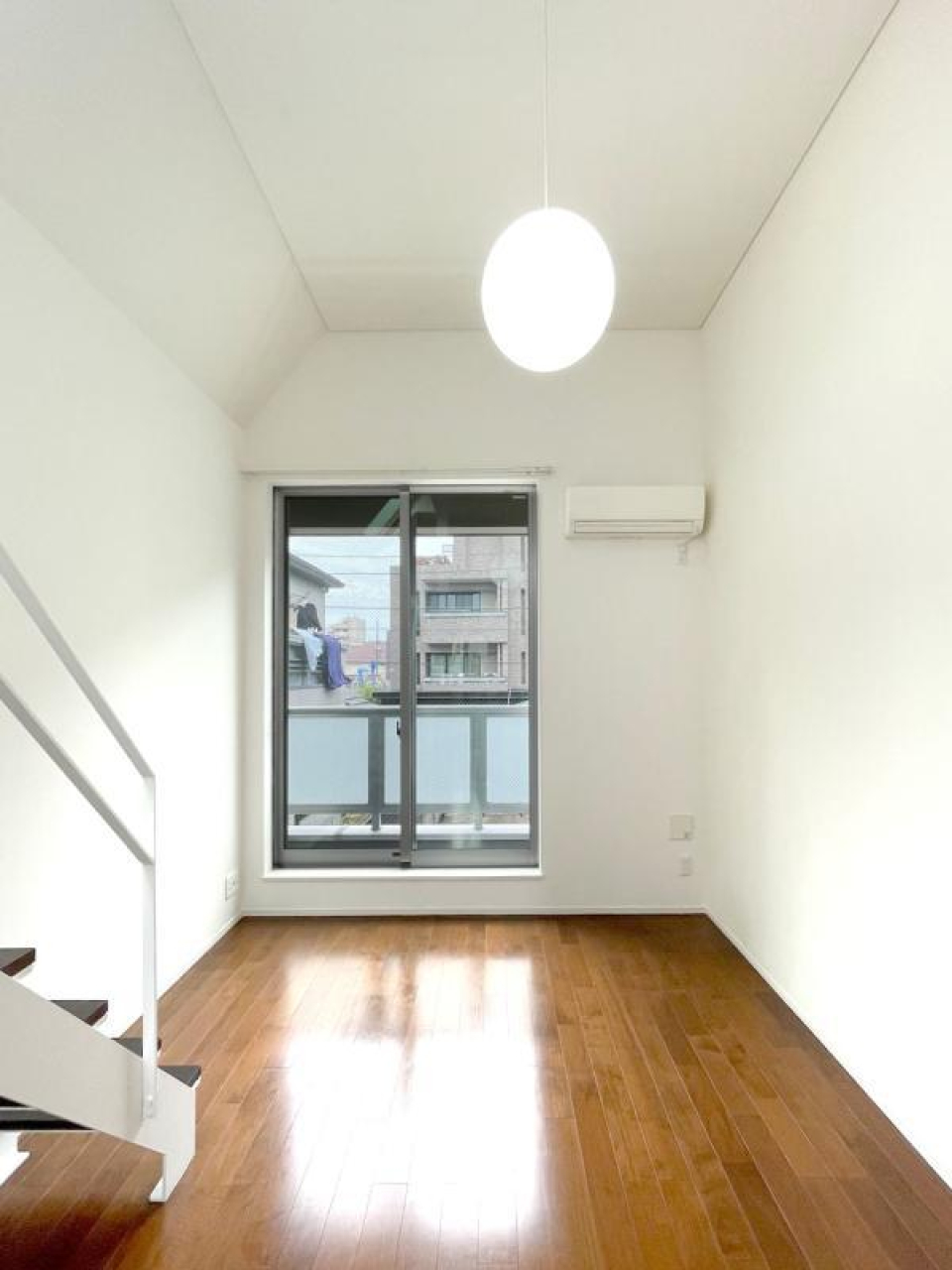 食事用のテーブルは右手の壁側が良いかな。