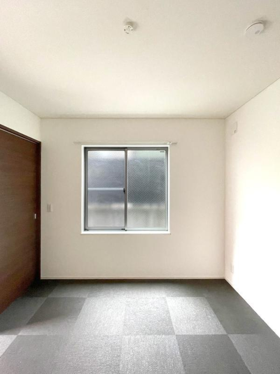 1F洋室はカーペット敷きです。