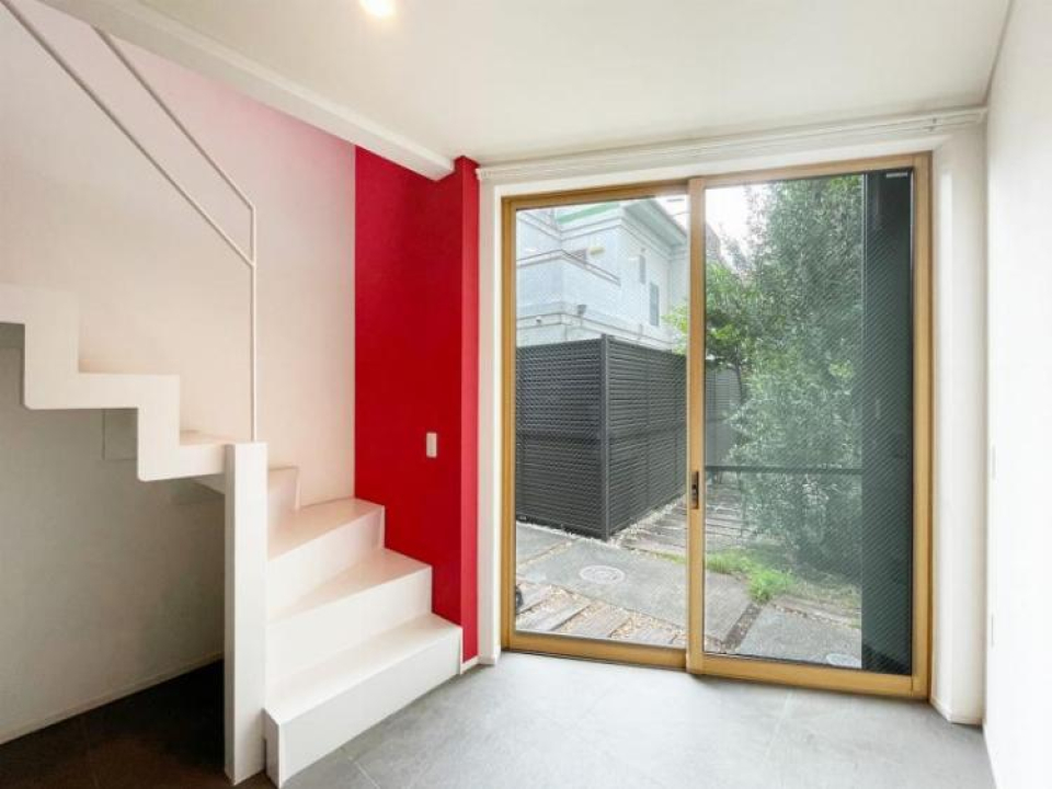 改めて玄関はこちら。階段を登ると2F洋室へ続きます。