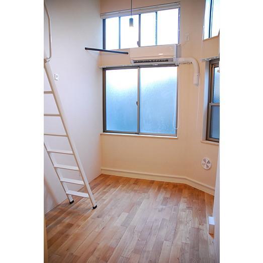 窓は縦に二面あるので明るい！