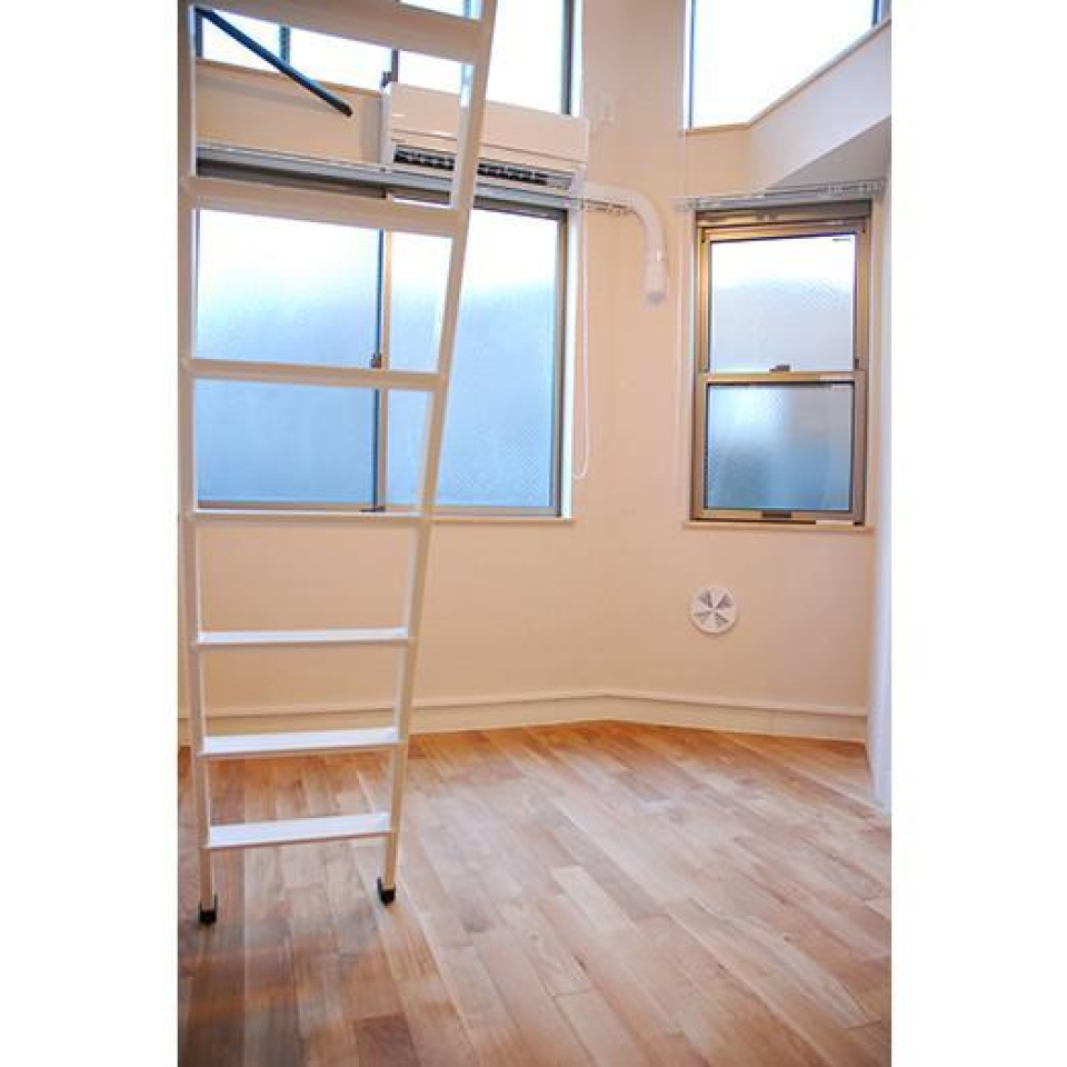 窓際に小さなグリーンを並べたらきっと可愛いだろうな