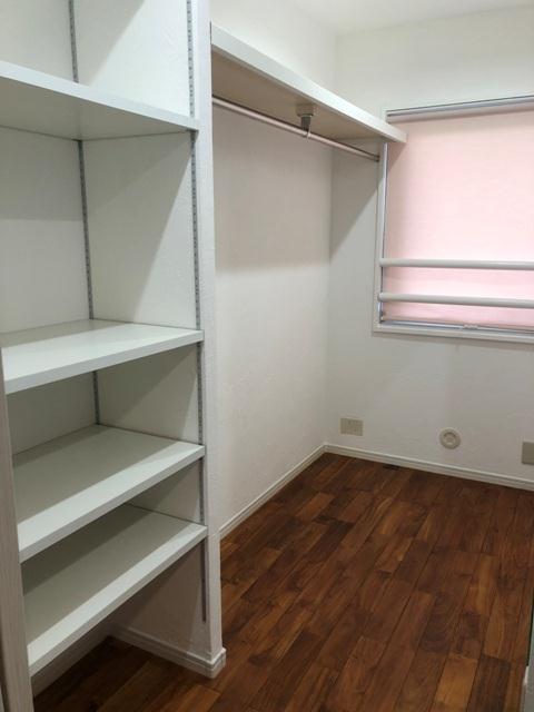 玄関入ってすぐにもこんな立派な収納が。コートやキャリーケースなどを入れておくと良さそう。