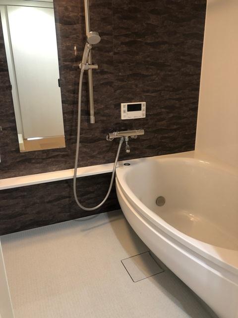 浴槽も広い&hellip;！ゆったり浸かることができそうです。