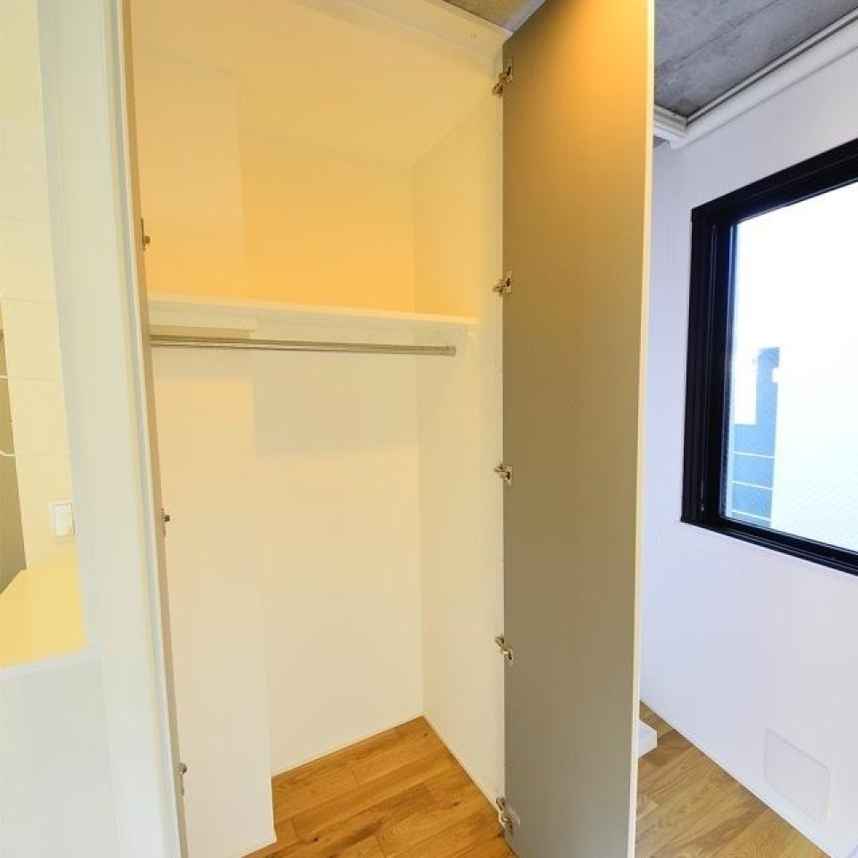 クローゼットの横に洗濯機置き場があるので、乾燥したらすぐ仕舞えますね