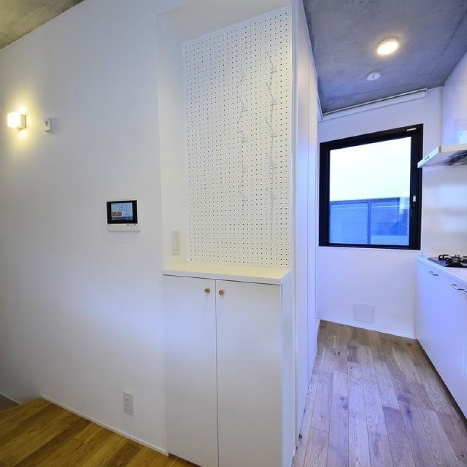 有孔ボードにはキャップやバッグをディスプレイ