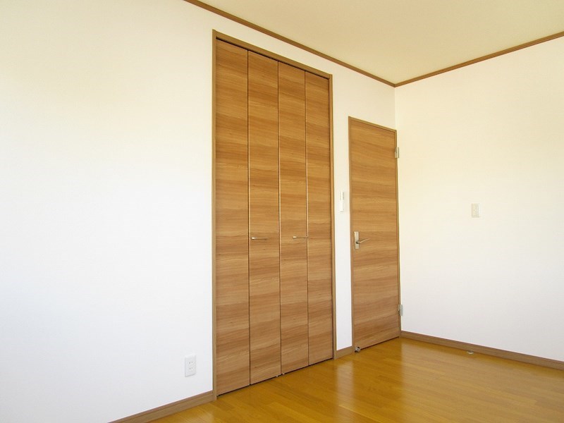 収納の扉とお部屋の扉が同じ柄なので、統一感があります。