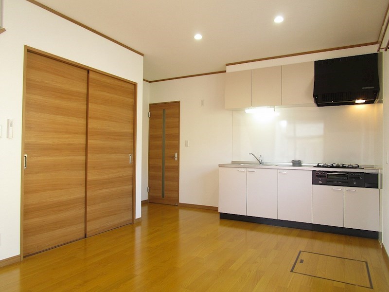 ダウンライトとナチュラルカラーの色味が素敵なリビング。