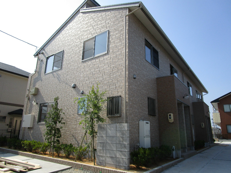 ぱっと見一軒家にも見える、落ち着きのあるおしゃれな外観。