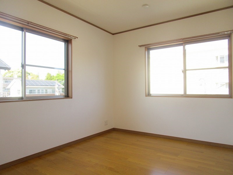 2階　北の洋室6.75帖。窓が大きくてお部屋が明るい。

