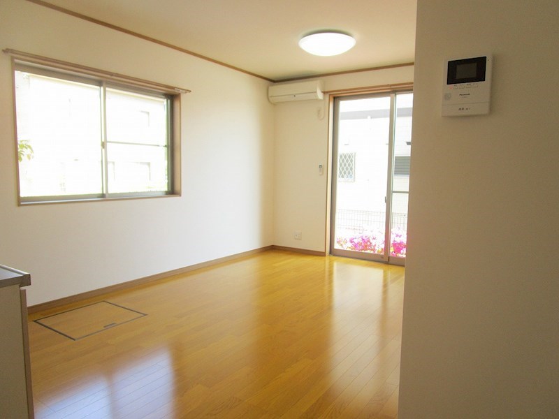 キッチン側からの眺め。掃き出し窓の向こうは専用庭です。