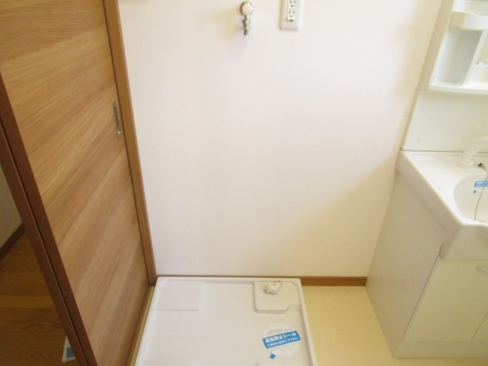 洗濯機横の隙間スペースに細めのラックを置くと、さらに使い勝手がよくなりそう。