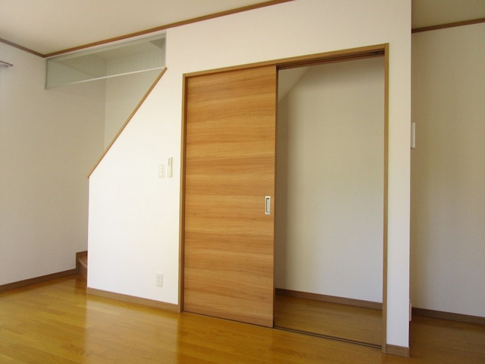 階段下の収納。掃除機や、日用品のストックにちょうどよさそう。