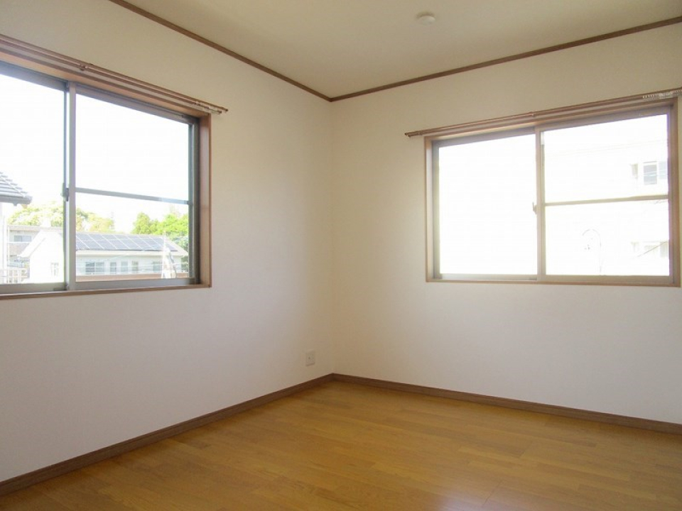 2階　北の洋室6.75帖。窓が大きくてお部屋が明るい。
