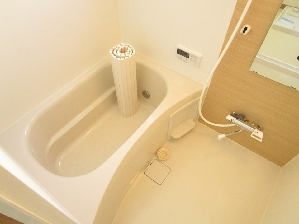 追い焚き&サーモ水栓に、ウッド調のクロスが小粋なお風呂。