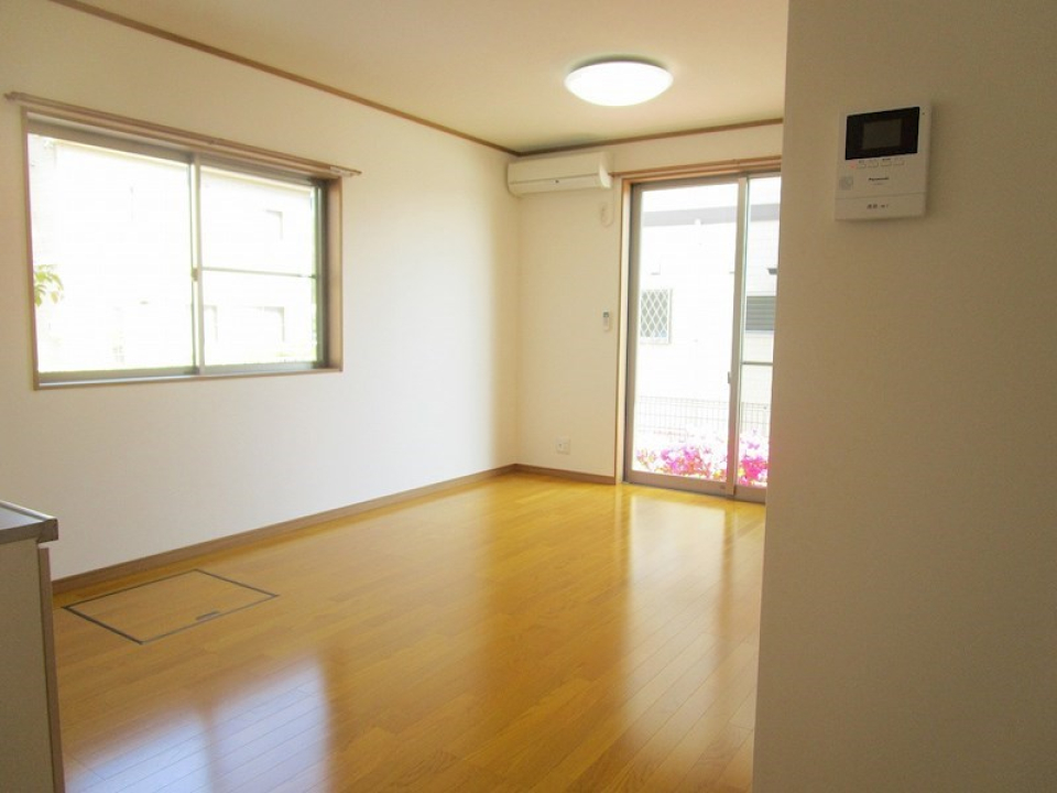 キッチン側からの眺め。掃き出し窓の向こうは専用庭です。