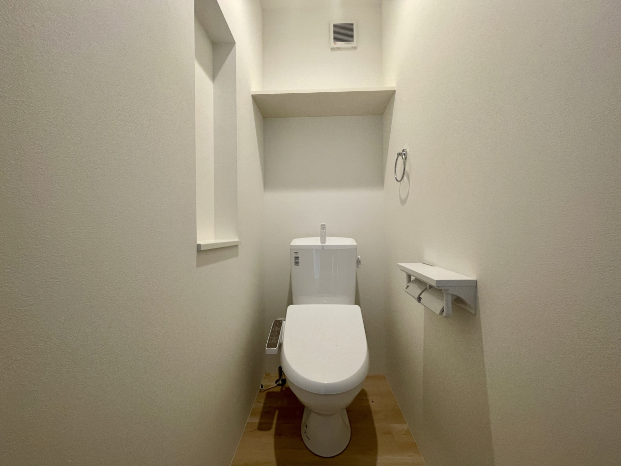 ニッチやタオル掛けなど、細やかな気遣いが嬉しいお手洗い