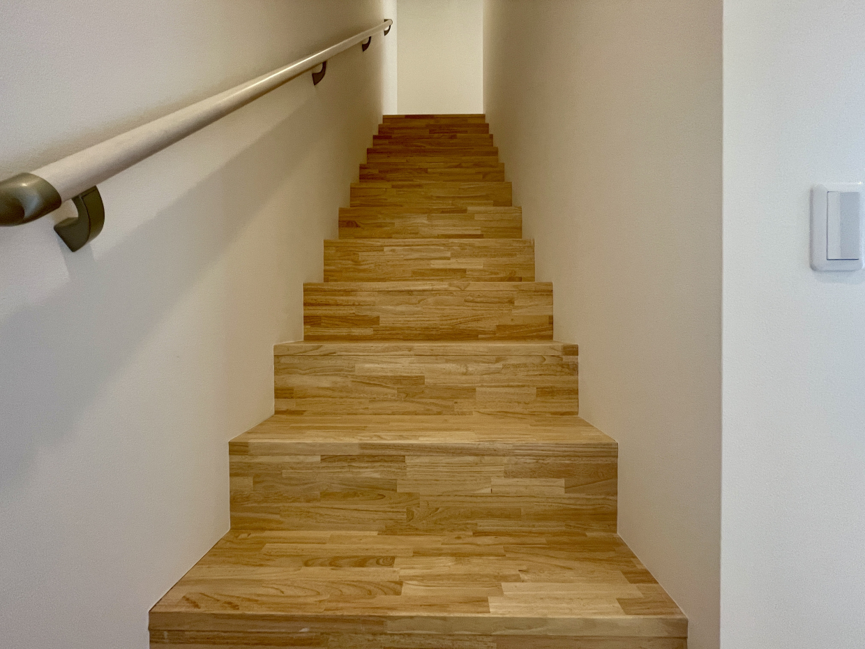 階段も手すり付きで、家族みんなにやさしい造り。